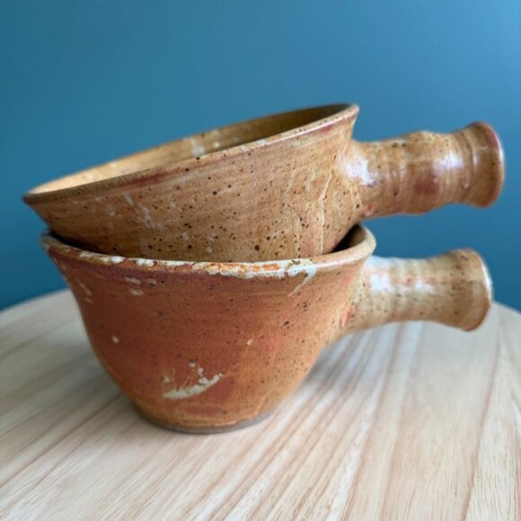 2 Vintage Studio Hand Thrown Handled Soup/Chili Bowls Tan Brown Rust Rustic - Picture 1 of 10